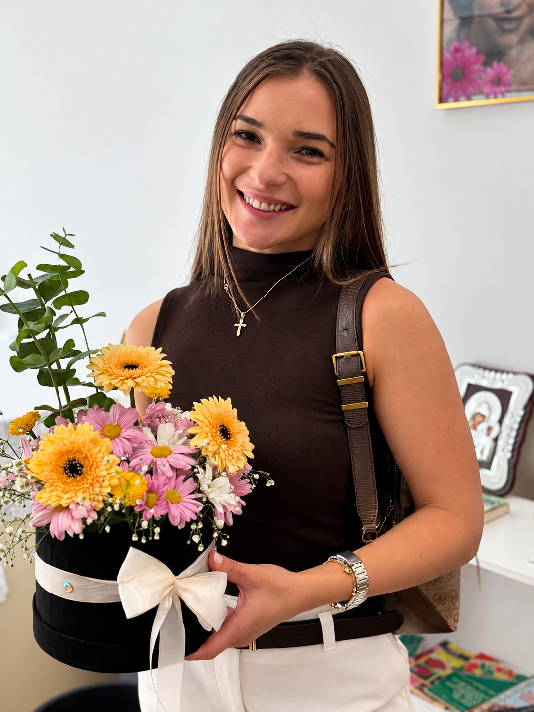 Доволна клиентка с цветя в кутия от SNEJA Flowers Boutique