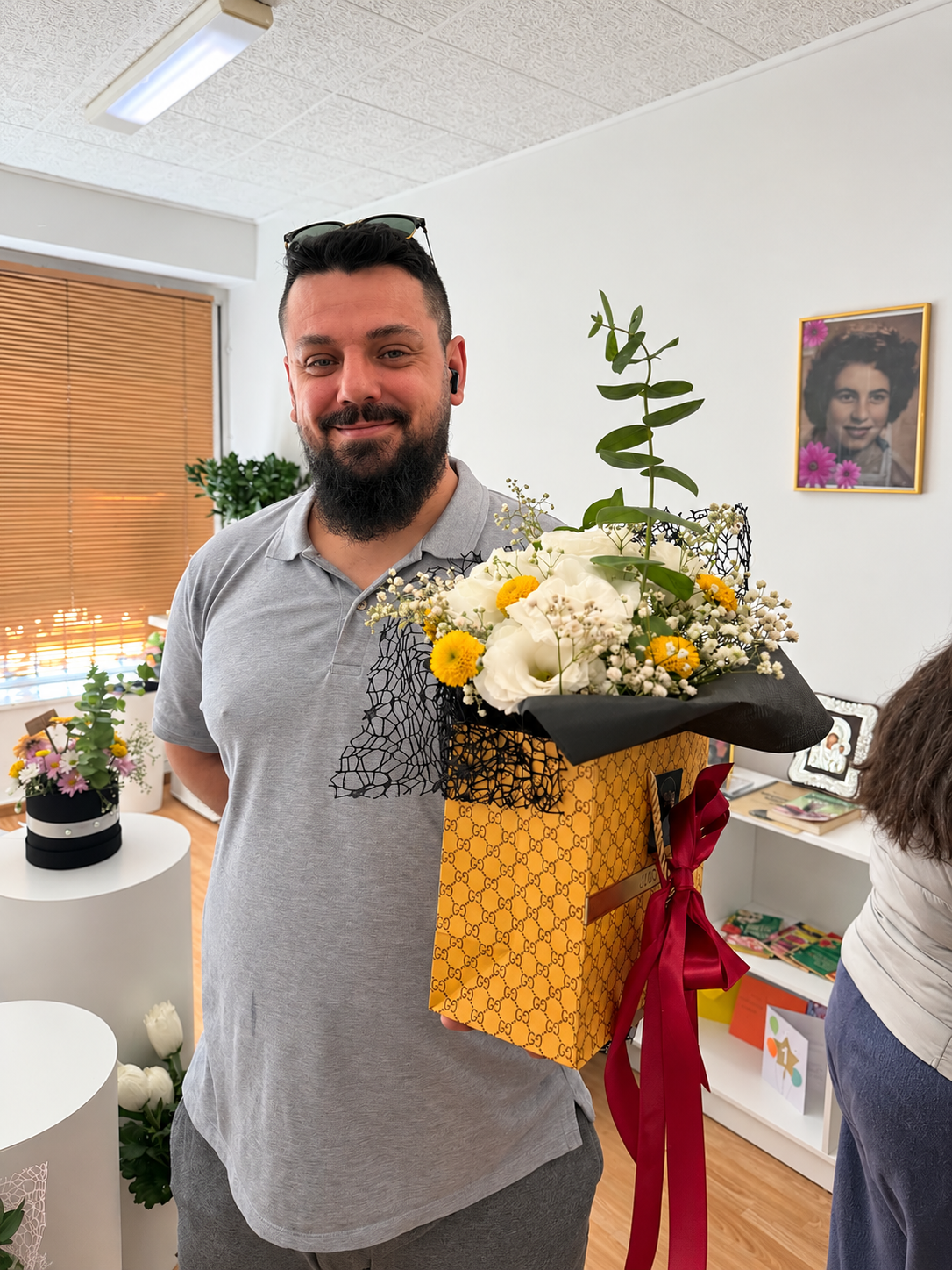 Доволен клиент с цветна аранжировка от SNEJA Flowers Boutique