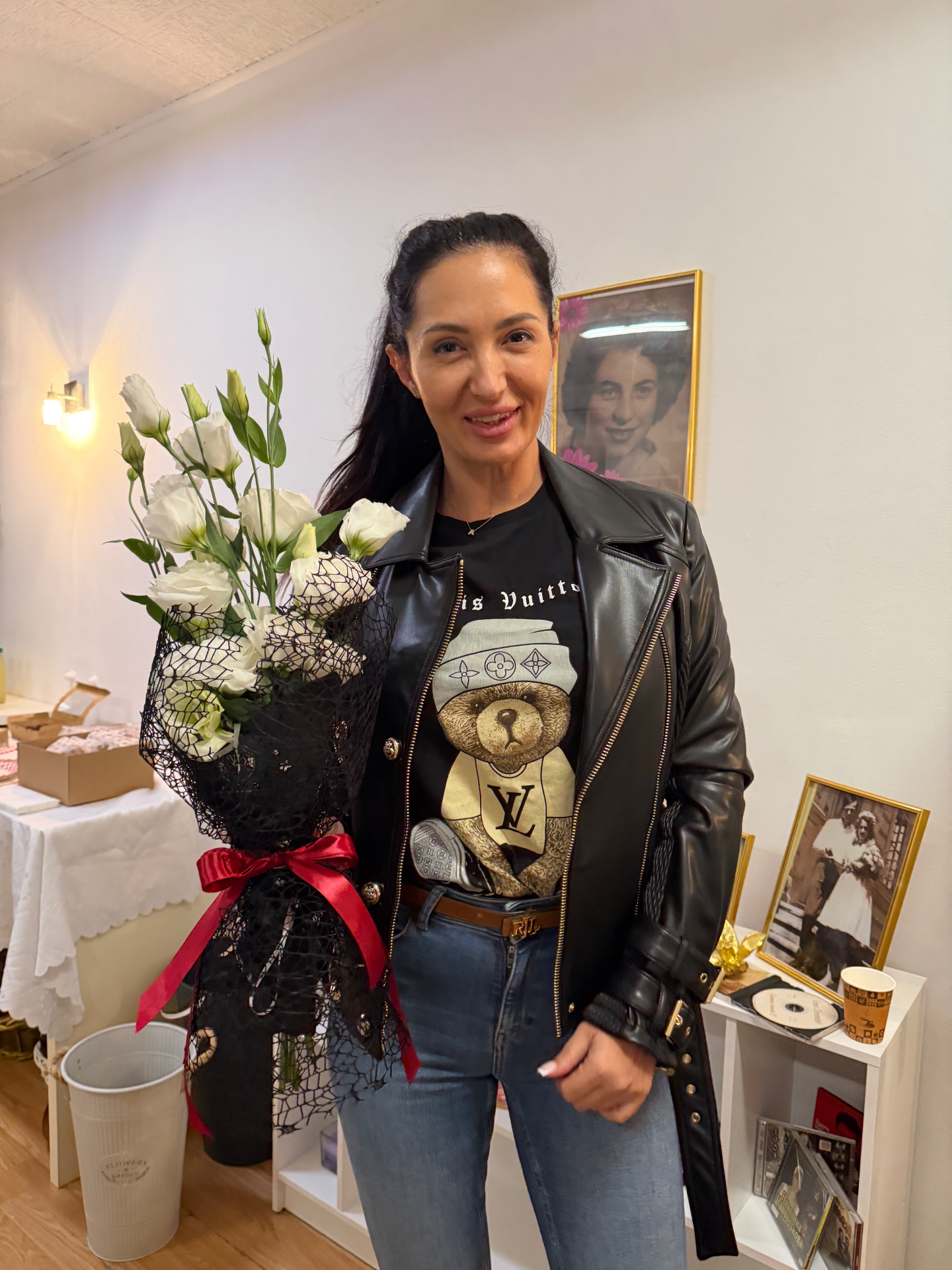 Доволен клиент с бял букет от SNEJA Flowers Boutique