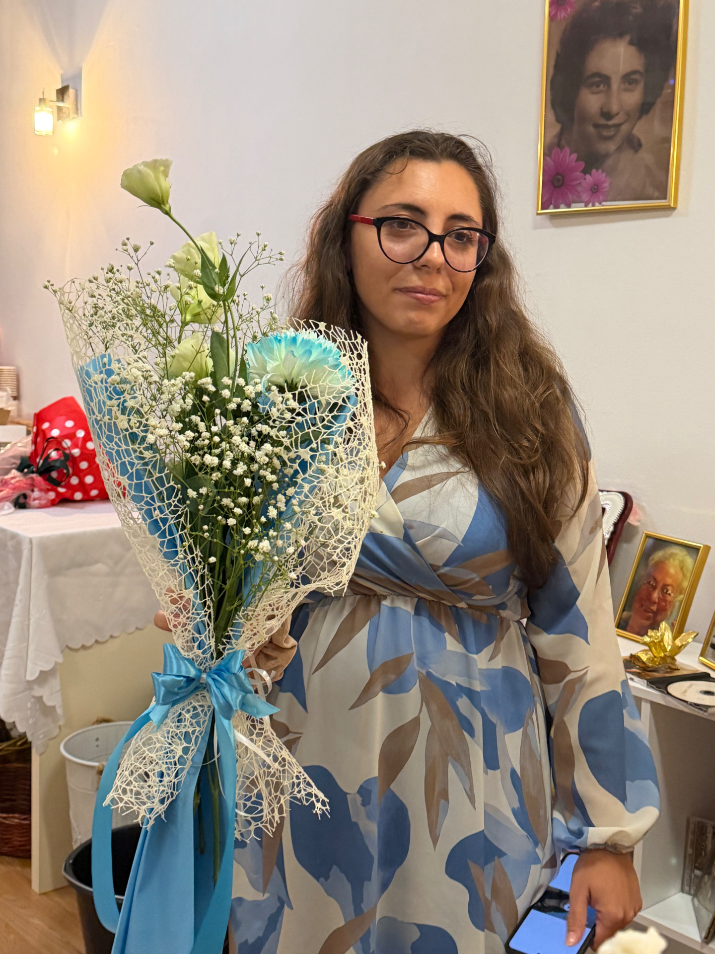 Доволна клиентка със синьо-бял букет от SNEJA Flowers Boutique